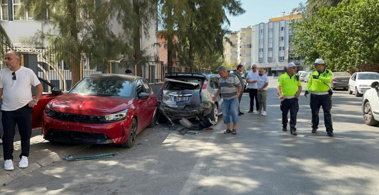 Aydın'da Sürücü Park Halindeki Araçlara Çarptı