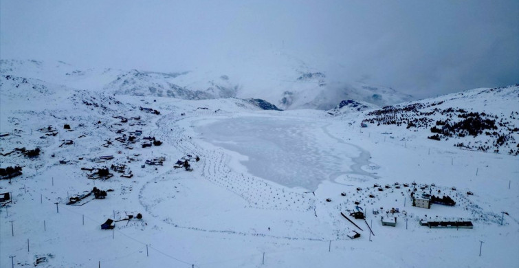 Aydıntepe Göleti'nin Yüzeyi Buzla Kaplandı