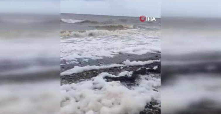 Ayvacık'ta Deniz Köpüğü Oluştu