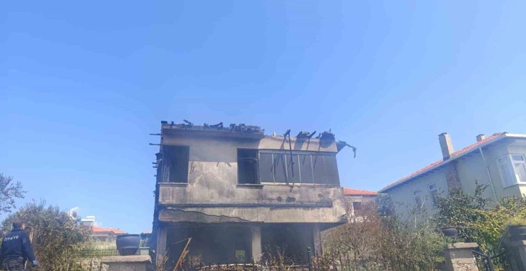 Ayvacık'ta Villa Yangını Kontrol Altına Alındı