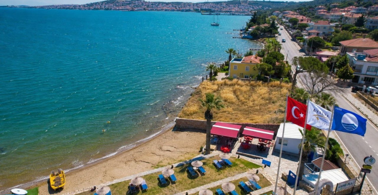 Ayvalık Belediyesi plajlarında mavi bayraklar göndere çekildi