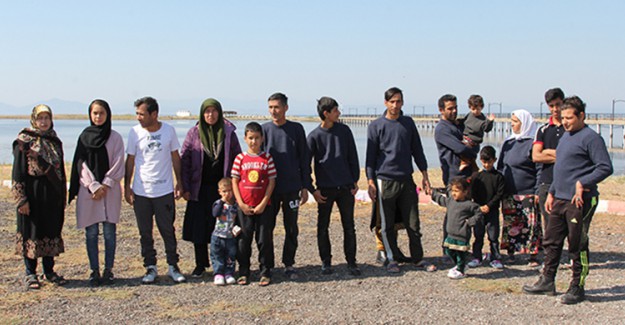 Ayvalık'ta 18 Kişilik Aile Olan Göçmen Grubu Kaçarken Yakalandı