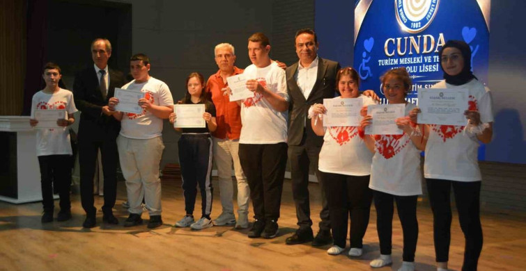 Ayvalık'ta Özel Öğrencilerden Anlamlı Gösterim