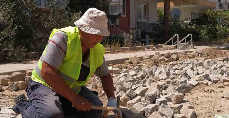 Ayvalık'ta yol bakım ve onarım çalışmaları aralıksız sürüyor