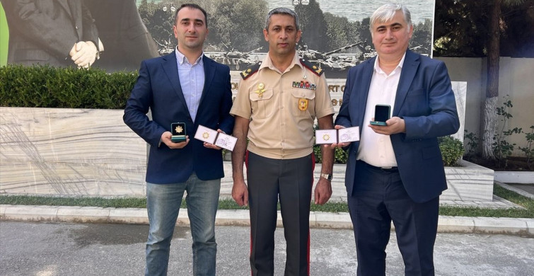 Azerbaycan Savunma Bakanı Zakir Hasanov'dan Anadolu Ajansı'na Ödül
