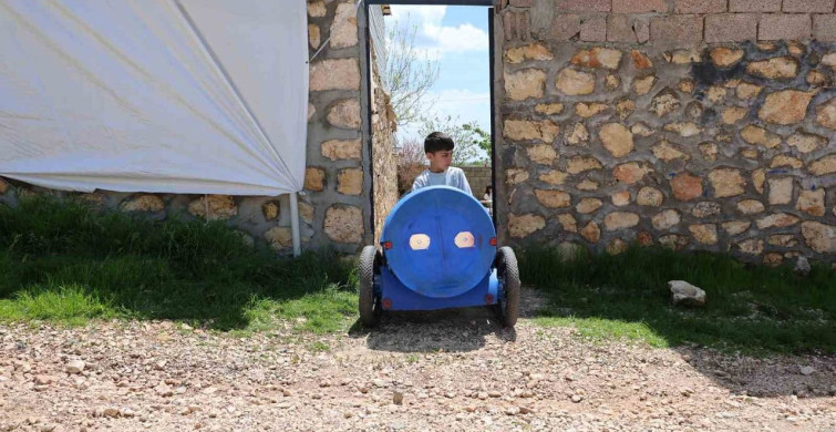 Baba, Engelli Oğluna Dışarı Çıkabilmesi İçin Paletli Akülü Araba Yaptı