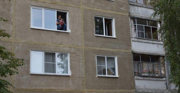 Babası Tarafından Camdan Atılmak İstenen Bebek Son Dakika Kurtarıldı
