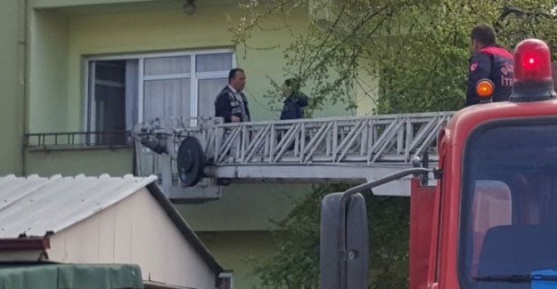 Babası Tarafından Eve Kilitlenen Kızı İtfaiye Kurtardı