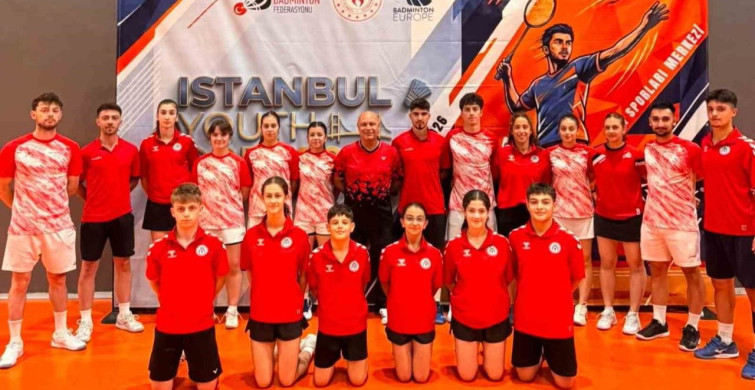 Badminton süper liginde lider Erzincan ekipleri oldu