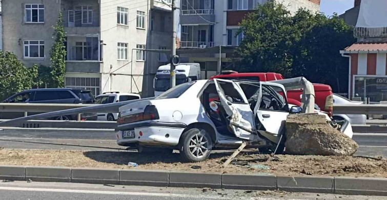 Bafra'da otomobil aydınlatma direğine çarptı, sürücü yaralandı