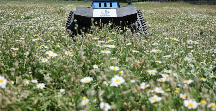 Bağcılar Belediyesi, bağbot adıyla çim biçme robotunu hizmete sundu