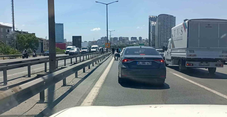 Bağcılar TEM otoyolunda motosikletli kuryenin düştüğü anlar ilginç görüntülere sahne oldu