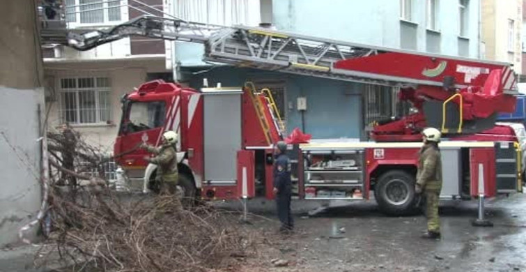Bağcılar'daki Bina Çökmesi Kaza: Araçlar Hasar Gördü