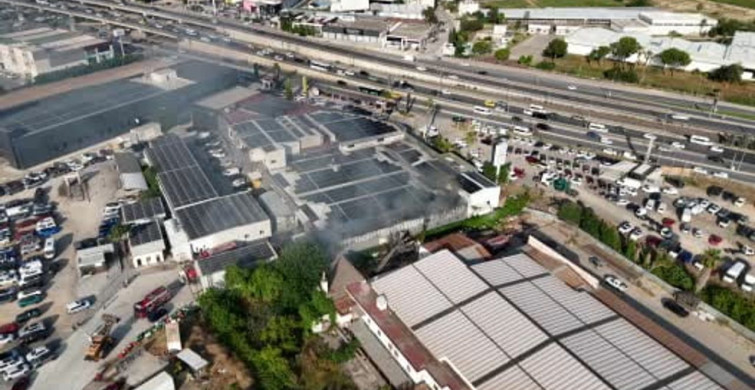 Bahçede çıkan yangın yedek parça deposuna sıçradı