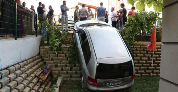 Bahçede Sallanan Çocuğun Üzerine Otomobil Uçtu
