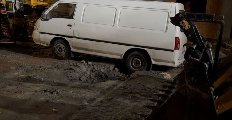 Bahçelievler'de Şiddetli Yağış Sonrası Yol Çökmesi