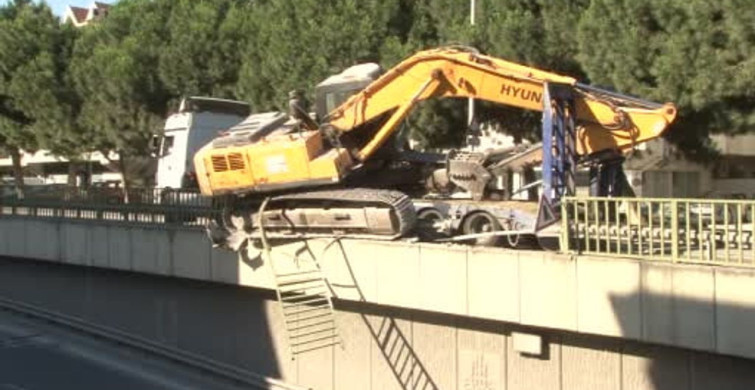 Bahçelievler’de tırın taşıdığı iş makinesi bariyerlere çarptı