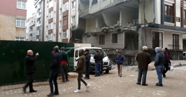 Bahçelievler'de Yıkılan Binada Güvenlik Önlemleri Alındı
