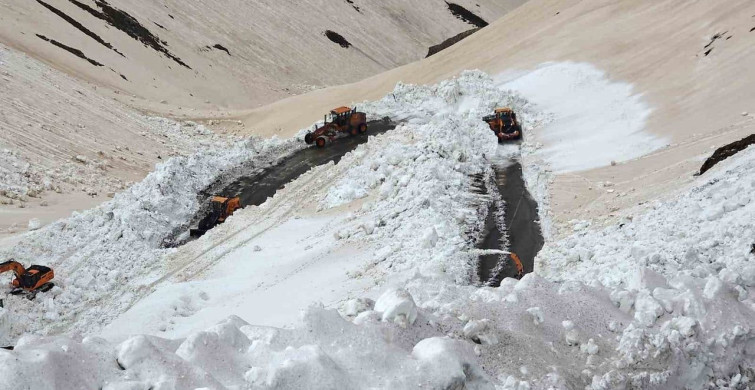 Bahçesaray Yolu Ulaşımı Açıldı: Çığ Komisyonu Kararı Bekleniyor