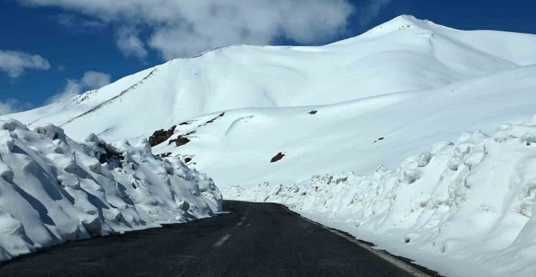 Bahçesaray Yolunda Çalışmalara Çığ Riski Nedeniyle Ara Verildi