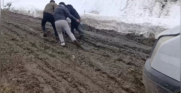 Bahçesaray'da Çamurla Mücadele Devam Ediyor