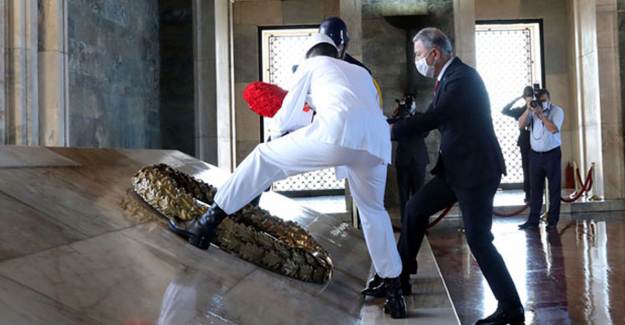 Bakan Akar Anıtkabir'i Ziyaret Etti