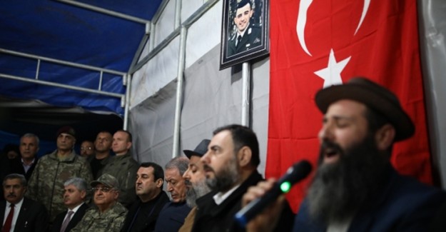 Bakan Akar Şehit Ailesine Taziye Ziyaretinde Bulundu
