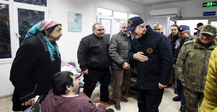 Bakan Akar TCG Sancaktar gemisinde: Dev yüzer hastanelerde inceleme yaptı
