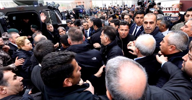 Bakan Akar Üzerinden Yapılmaya Çalışılan Provokasyonu Yerle Bir Eden Fotoğraf
