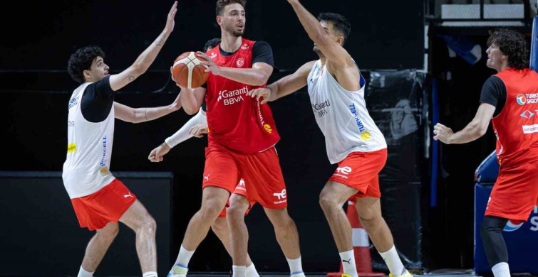 Bakan Bak, A Milli basketbol takımının antrenmanını takip etti
