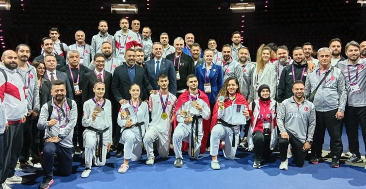 Bakan Bak, Milli Taekwondocuları Kutladı