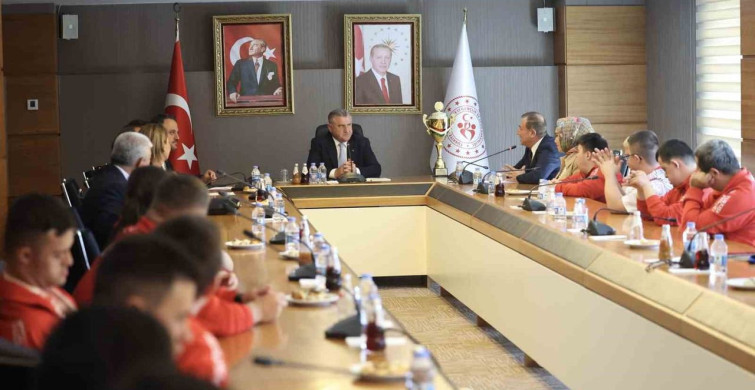 Bakan Bak özel sporcular ile bir araya geldi