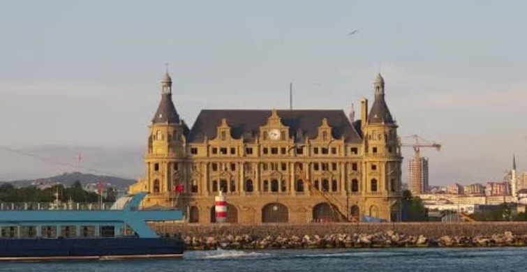 Bakan Ersoy: Haydarpaşa yıllar sonra yeniden tarihi silületteki yerini almaya başladı