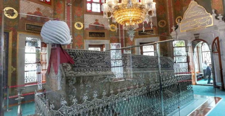 Bakan Ersoy’dan Fatih Külliyesi Haziresi’ne anlamlı ziyaret