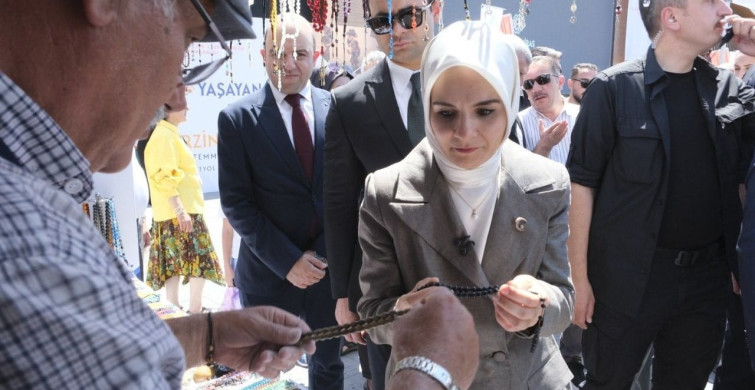Bakan Göktaş, Erzincan'da aşure dağıttı ve esnafı ziyaret etti