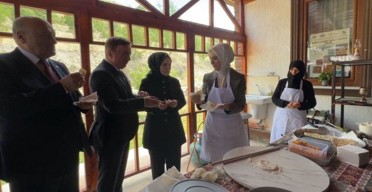 Bakan Göktaş, Erzincan'da kadın kooperatifinde gözleme pişirip ikram etti