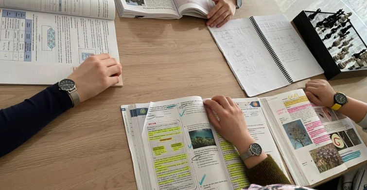 Bakan Göktaş'tan Koruma Altındaki Çocuklara Hediye