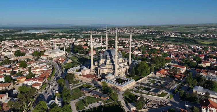 Bakan Güler Selimiye Camii'nde Bayram Coşkusu Yaşadı