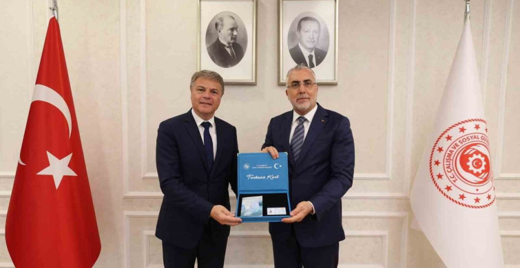 Bakan Işıkhan, Renault Group Türkiye CEO’su Lionel Jaillet’ye Turkuaz Kart takdim etti