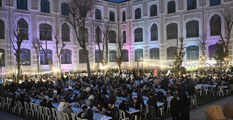 Bakan Işıkhan Sağlık Bilimleri Üniversitesi Öğrencileriyle İftarda Bir Araya Geldi