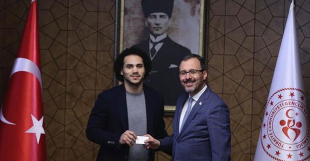 Bakan Kasapoğlu, Shane Larkin'e TC Kimliğini Teslim Etti 