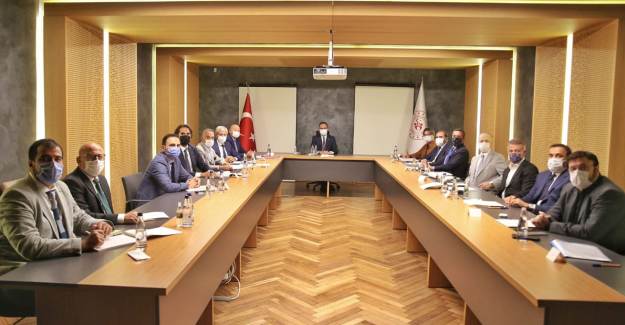 Bakan Kasapoğlu, TFF ve Bazı Kulüp Yöneticileriyle Bir Araya Geldi