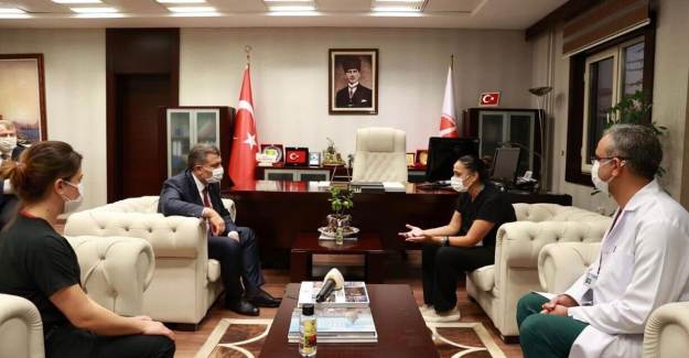 Bakan Koca, Saldırıya Uğrayan Sağlık Çalışanlarını Ziyaret Etti
