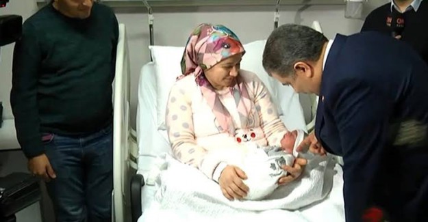Bakan Koca Yeni Yılın İlk Bebeğini Ziyaret Etti