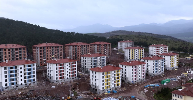Bakan Kurum, Sındırgı'daki Afet Konutlarını Tanıttı