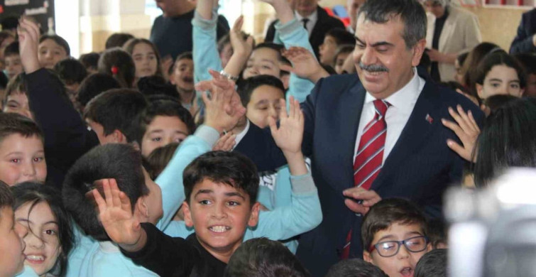 Bakan Tekin Aydınlı Çocuklara Halı Saha Müjdesi Verdi