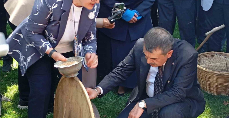 Bakan Tekin Bursa'da çınar altında türkü söyledi, Anadolu peynirlerini tattı