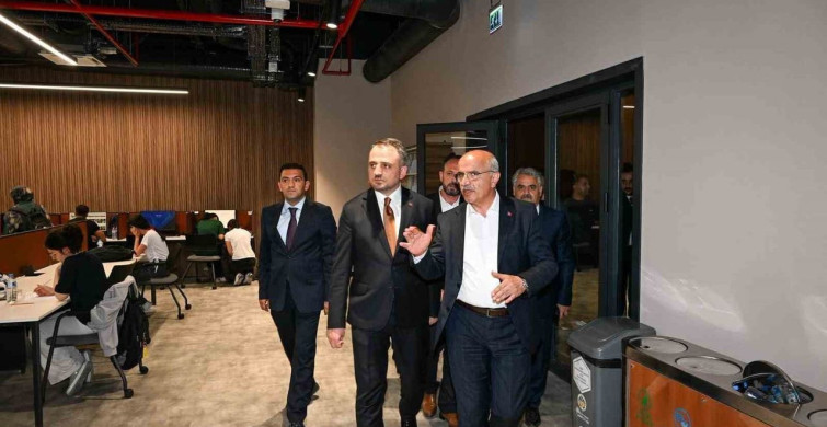 Bakan Yardımcısı Dr. Enes Eminoğlu, şehir kütüphanesine tam not verdi