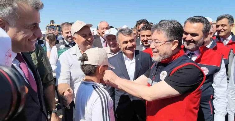Bakan Yumaklı, elini öpmek isteyen çocuğa esprili yanıt verdi