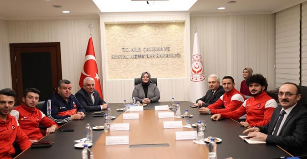 Bakan Zehra Zümrüt Selçuk  Ampute Milli Takımı Oyuncuları ile Bir Araya Geldi